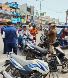 Traffic police नाबालिग वाहन चालकों को पकड़ा, परिजन को मौके पर पुनरावृत्ति न करने की अपील