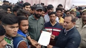 UP Police Exam 2024 यूपी पुलिस परीक्षा को लेकर सड़कों पर उतरें अभ्यर्थी, सौंपा ज्ञापन