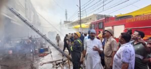 Hapur हापुड़ के गोलमार्केट में साड़ी की दुकान में लगी भीषण आग, मची अफरा तफरी Hapur---
