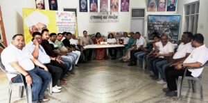 Hapur पुस्तक एक्सचेंज मेले में बच्चों को दी गई पुस्तकें
