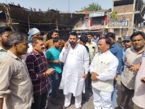 Hapur Gole Market गोल मार्केट में पांच घंटे बाद पाया जा सका आग पर काबू, लाखों का हुआ नुकसान