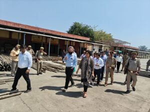 Hapur प्रेक्षक ने किया स्ट्राॅग रूम, कंट्रोल रूम का निरीक्षण