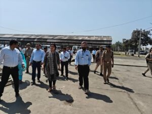 Hapur प्रेक्षक ने किया स्ट्राॅग रूम, कंट्रोल रूम का निरीक्षण