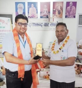Hapur पुस्तक एक्सचेंज मेले में बच्चों को दी गई पुस्तकें