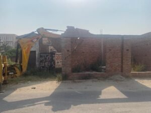 HPDA अवैध निर्माणों पर गरजा प्राधिकरण का बुलडोजर, मची अफरा तफरी