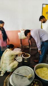 Hapur CDO कस्तुरबा गांधी बालिका विद्यालय में खामियां देख भड़के सीडीओ