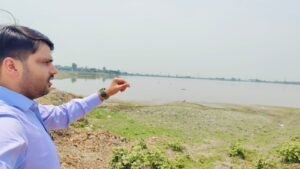 Hapur CDO कस्तुरबा गांधी बालिका विद्यालय में खामियां देख भड़के सीडीओ