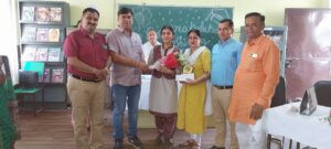 Hapur डी. ए. वी पब्लिक स्कूल मेधावी विद्यार्थियों को किया सम्मानित