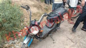 Hapur Accident ट्रक की चपेट में आकर विक्की सवार मां की मौत,बेटा घायल, ग्रामीणों का हंगामा