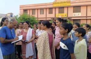Hapur हापुड़ के कस्तूरबा गांधी बालिका विद्यालय कुचेसर रोड चोपला पहुंचे मनीष जैन