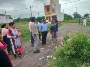 Hapur प्रीत विहार का प्राधिकरण उपाध्यक्ष ने किया निरीक्षण, समस्याओं का निस्तारण करने के दिए निर्देश 1 Hapur-