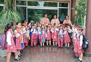 Hapur आरएसएम सीनियर सैकेंडरी स्कूल में बच्चों का किया स्वागत