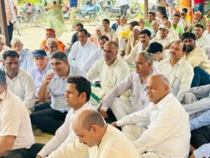 Hapur जनसंख्या नियंत्रण क़ानून की मांग को लेकर जिला मुख्यालय पर दिया धरना