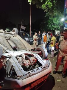 Hapur accident खंभे से टकराकर पलटी कार, दो घायल