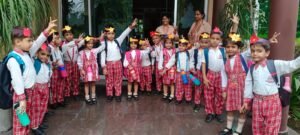 Hapur आरएसएम सीनियर सैकेंडरी स्कूल में बच्चों का किया स्वागत