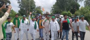 Hapur भाकियू (टिकैत) ने सैकड़ों ट्रैक्टर के साथ निकाला तिरंगा मार्च, डीएम को सौंपा ज्ञापन