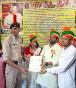 Hapur डाक्टर एपीजे अब्दुल कलाम सोशल वेलफेयर सोसाइटी कार्यालय पर हुआ ध्वजारोहण