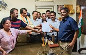 Hapur एसडीएम ने चाइनीज मांझे की तलाश में की छापेमारी, मची अफरा तफरी, कांग्रेसियों ने सौंपा था ज्ञापन