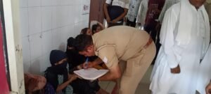 Hapur ट्रैक्टर-ट्राली और एंबुलेंस की हुई भिड़ंत, बच्ची सहित 14 लोग घायल