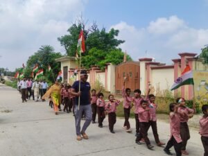 Hapur वझीलपुर में स्कूली बच्चों ने निकाली तिरंगा यात्रा