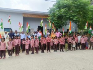 Hapur वझीलपुर में स्कूली बच्चों ने निकाली तिरंगा यात्रा