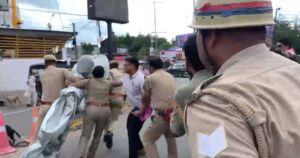 Hapur शोषित क्रांति दल ने विधायक राजेश चौधरी का पुतला फूंकने का किया प्रयास, पुलिस ने छीना पुतला