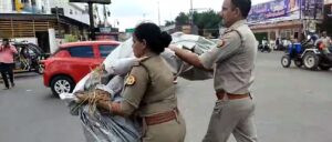 Hapur शोषित क्रांति दल ने विधायक राजेश चौधरी का पुतला फूंकने का किया प्रयास, पुलिस ने छीना पुतला