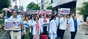 justice for maumita चिकित्सकों ने ओपीडी बंद कर काली पट्टी बांध निकाला पैदल मार्च, सरकार से सुरक्षा प्रदान करने की मांग