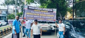 justice for maumita चिकित्सकों ने ओपीडी बंद कर काली पट्टी बांध निकाला पैदल मार्च, सरकार से सुरक्षा प्रदान करने की मांग