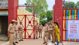 up police constable exam यूपी पुलिस भर्ती परीक्षा कड़ी सुरक्षा के बीच हुई शुरू, दो घंटे पहले ही केंद्रों पर पहुंचे परीक्षार्थी up police constable exam--