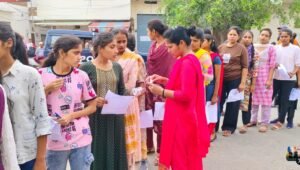 up police constable exam यूपी पुलिस भर्ती परीक्षा कड़ी सुरक्षा के बीच हुई शुरू, दो घंटे पहले ही केंद्रों पर पहुंचे परीक्षार्थी up police constable exam