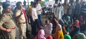 Hapur युवक की मौत पर गुस्साए ग्रामीण पहुंचे थाने, हंगामा कर आरोपियों की गिरफ्तारी की मांग