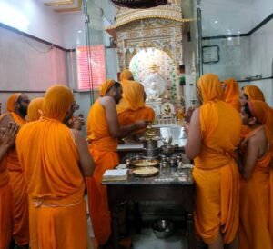 Hapur आदिनाथ दिगम्बर जैन मंदिर में पर्युषण महापर्व की हुई शुरूआत, दशलक्षण विधान पाठ में किया मार्गदर्शन 1 Hapur -