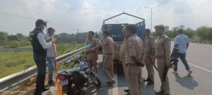 Hapur सड़क हादसे में बाइक सवार की मौत, दूसरा घायल 1 Hapur सड़क हादसे में बाइक सवार की मौत, दूसरा घायल