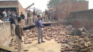 Hapur हापुड़ से बड़ी खबर: दस्तोई में घेर का गिरा लेंटर, मलबे में दबे पशु, एक घायल, रेस्क्यू में जुटी टीम 1 Hapur ---