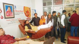 Hapur रक्तदान कर कांग्रेसियों ने मनाया कांग्रेस की पूर्व राष्ट्रीय अध्यक्ष सोनिया गांधी का 78 वाँ का जन्मदिन Hapur-