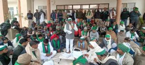 Hapur किसानों की समस्या को लेकर भाकियू टिकैत ने कलेक्ट्रेट का किया घेराव, सौंपा ज्ञापन 1 Hapur-