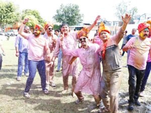 Hapur पुलिस लाइन में एसपी, एएसपी ने पुलिस कर्मियों के साथ जमकर खेली जमकर होली, जमकर थिरके पुलिस कर्मी Hapur-
