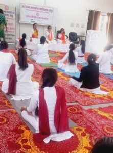 Hapur आर्य कन्या स्नातकोत्तर महाविद्यालय में योग शिविर का हुआ आयोजन, छात्राओं को दिए योग के टिप्स Hapur