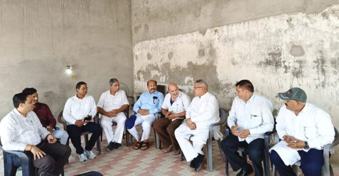 Hapur में पूर्व सांसद राजेंद्र अग्रवाल ने रवि शर्मा के निधन पर शोक व्यक्त किया