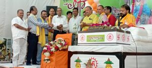 Hapur श्रीमद्भागवत कथा में चरम पर रहा भक्तों का उत्साह, श्री रामलीला समिति ने अंतिम यात्रा वाहन के लिए श्री सनातन धर्म सभा को सौंपा 1.11 लाख का चैक Hapur श्रीमद्भागवत कथा में चरम पर रहा भक्तों का उत्साह, श्री रामलीला समिति ने अंतिम यात्रा वाहन के लिए श्री सनातन धर्म सभा को सौंपा 1.11 लाख का चैक