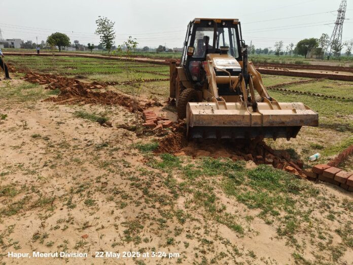 Hapur-पिलखुवा विकास प्राधिकरण की अवैध निर्माणों पर सख्त कार्रवाई, चार स्थानों पर ध्वस्तीकरण