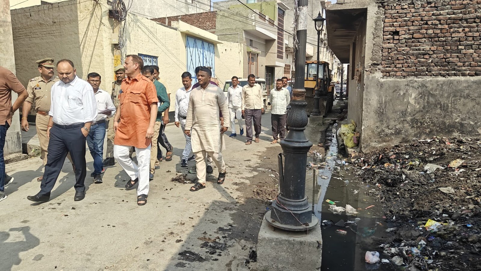 Hapur के पिलखुवा के वार्ड 15 का डीएम अभिषेक पांडेय ने किया निरीक्षण, खाली प्लाट में कूड़ा डालने पर कार्रवाई के यह दिए निर्देश