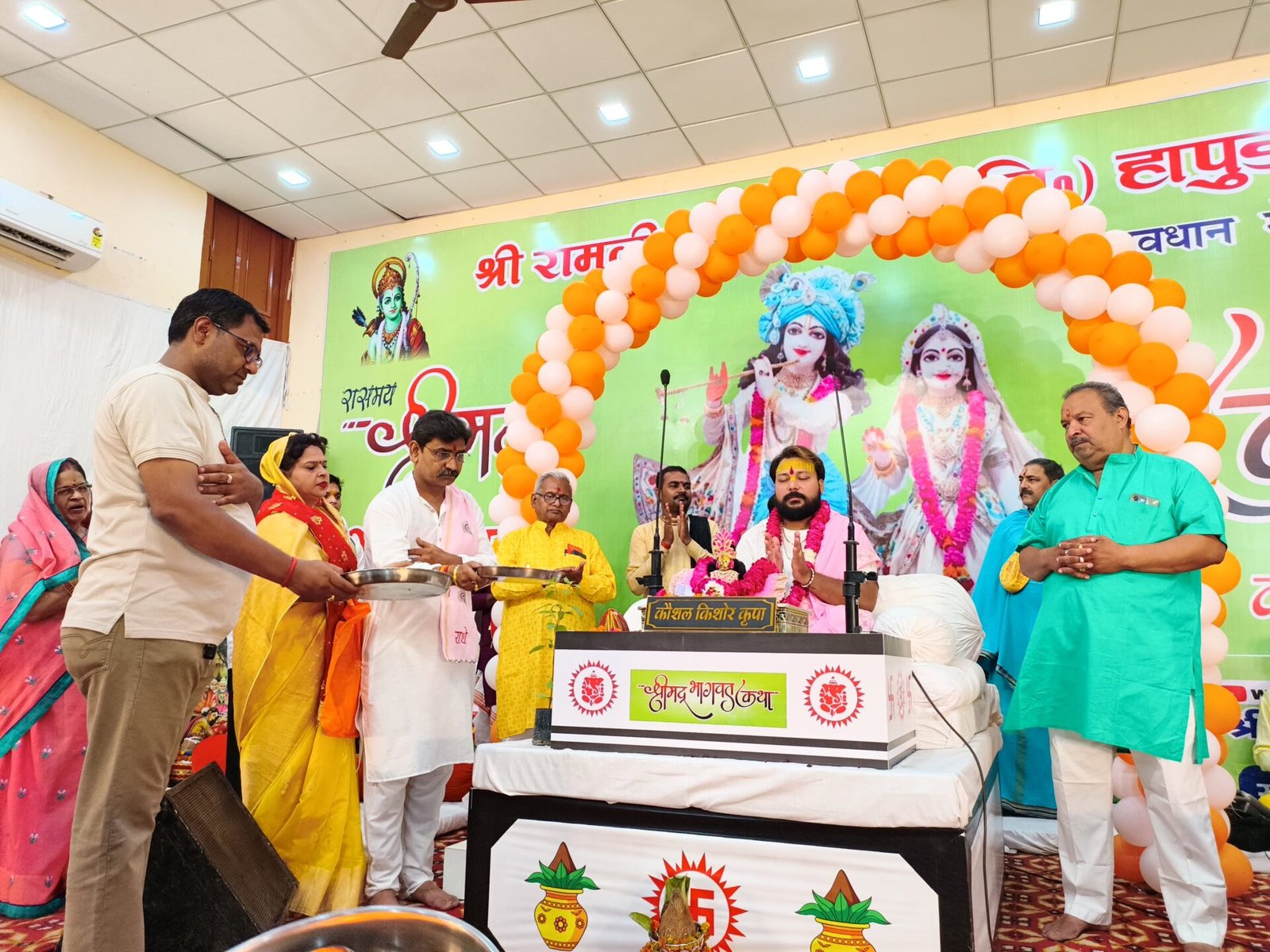 Hapur छप्पन भोग लगा कर गिर्राज धरण का पूजन, भगवान श्री कृष्ण की बाल लीलाओं का वर्णन