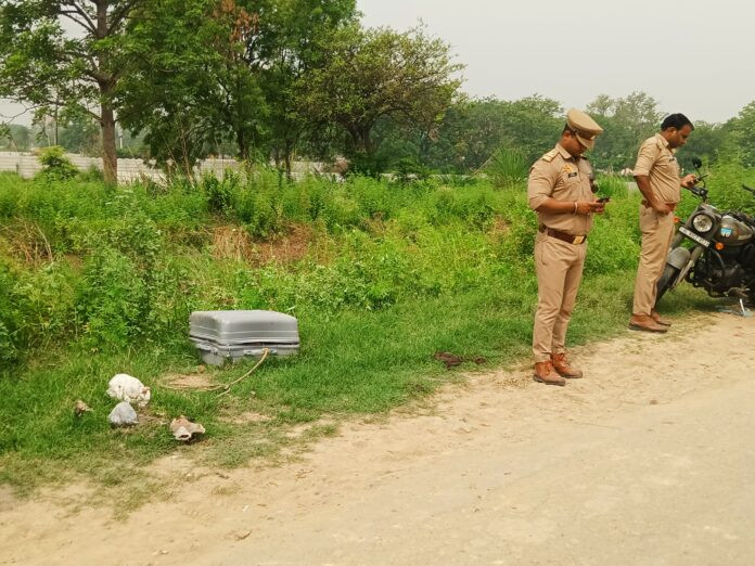 Hapur में बड़ी वारदात, सिखेड़ा गांव के रजवाहे में सूटकेस में मिला अज्ञात महिला का शव