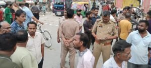 Hapur रामलीला मैदान में तेज आंधी से गिरा स्ट्रीट लाइट का पोल , किशोरी गंभीर रूप से हुई घायल 1 Hapur-