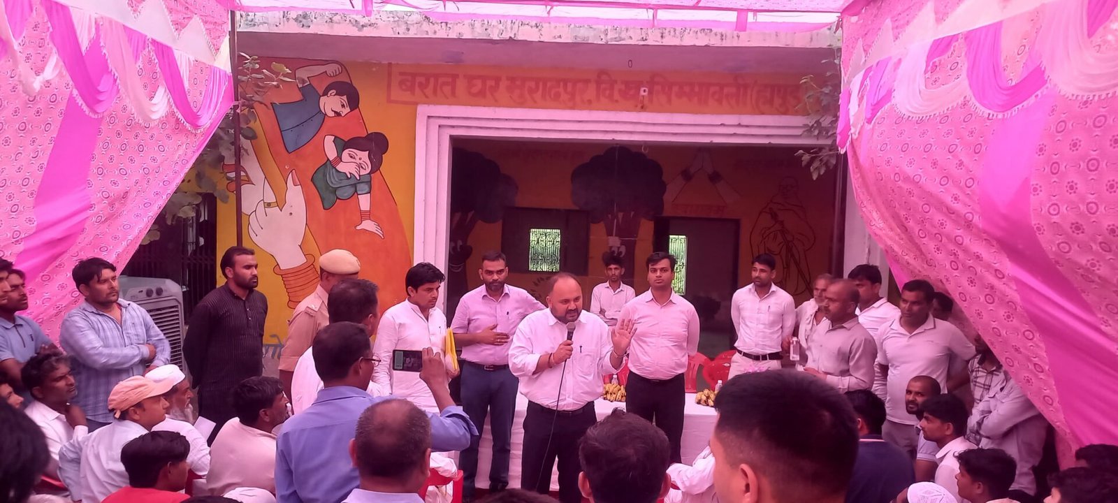Hapur के मुरादपुर गांव पहुंचे डीएम, ग्रामीणों की सुनी समस्या, अफसरों को दिए निस्तारण के निर्देश