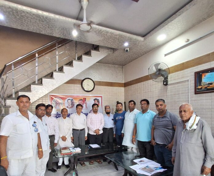 Hapur में हुई कांग्रेस की बैठक, संगठन को मजबूत करने पर जोर, नई चेहरों को सौंपी जा सकती है अहम जिम्मेदारियां