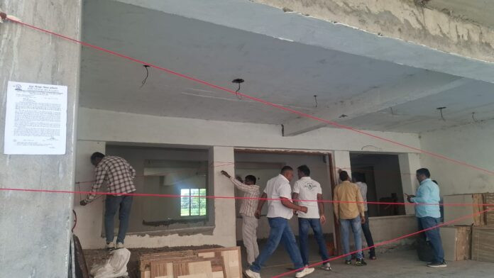 Hapur मोनाड विश्वविद्यालय के अवैध हॉस्टल निर्माण पर प्राधिकरण की सीलिंग कार्रवाई