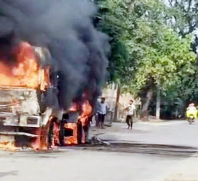 Hapur बहादुरगढ़ में टैंकर में वेल्डिंग के दौरान लगी भीषण आग, मची अफरा तफरी, जानिए पूरा मामला